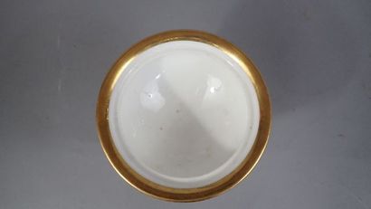 Confiturier en porcelaine de Paris blanche...