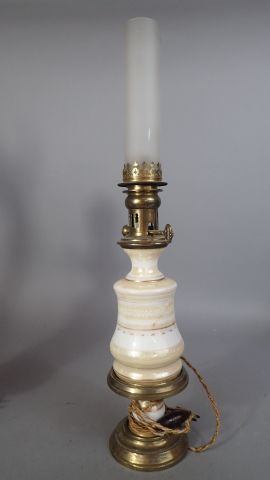 Paire de lampes à pétrole, le fût en porcelaine...
