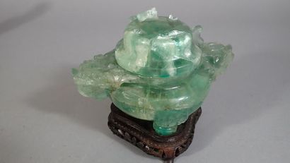 Deux vases couverts en fluorite verte, l’un...