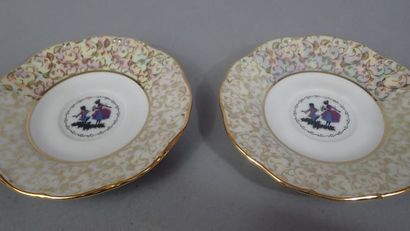 Deux tasses et deux soucoupes à décor d’un...