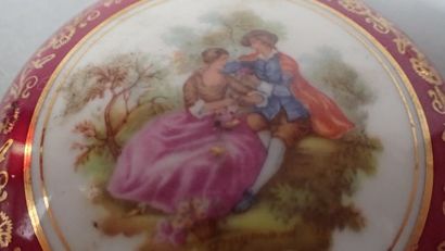Limoges France. Bonbonnière en porcelaine...