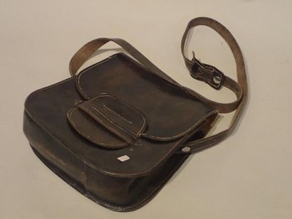 Sac besace en cuir brun.