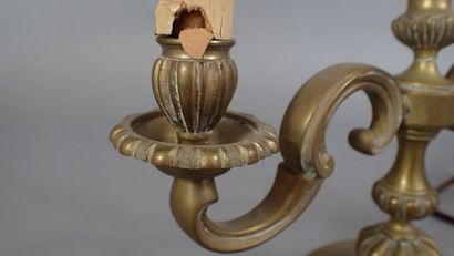 Lampe en laiton à deux bras de lumière, dans...
