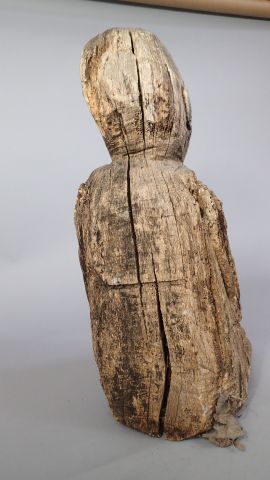 Statue en bois figurant un homme agenouillé...