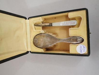 Petit lot en argent comprenant une brosse...