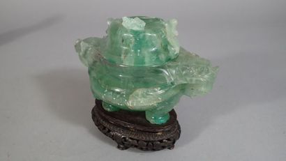 Deux vases couverts en fluorite verte, l’un...