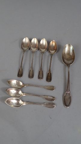 Ensemble de sept cuillères à dessert en argent...