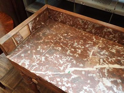 Petite table de toilette en noyer ouvrant...
