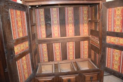 Armoire en chêne mouluré et sculpté ouvrant...