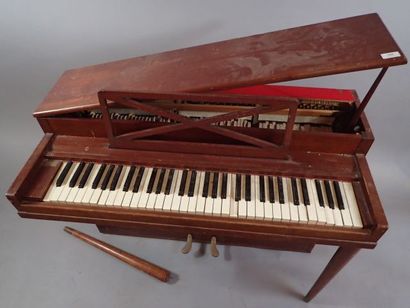Leverantor CUAIDELE. Piano droit en placage...