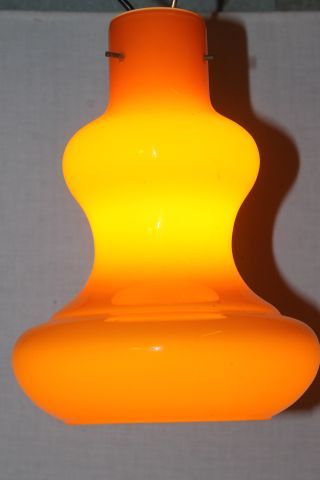 Suspension en opaline orange de forme balustre....
