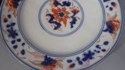 Lot de deux assiettes en porcelaine émaillée...