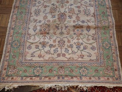 Important tapis en laine nouée à décor polychrome...