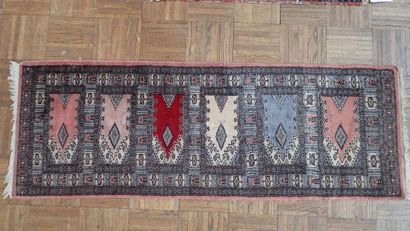 Petit tapis en laine pour galerie dans les...