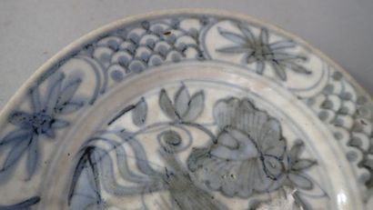 Coupe en porcelaine, à décor d'un oiseau...