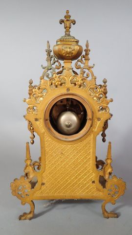 Garniture de cheminée composée d'une pendule...