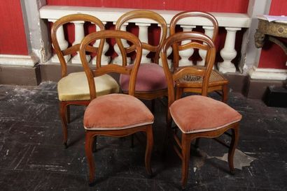 Ensemble de cinq chaises en bois naturel....