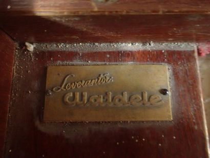Leverantor CUAIDELE. Piano droit en placage...
