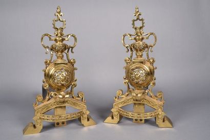 Paire de chenets en bronze doré à riche décor...