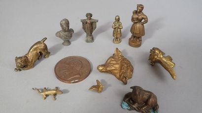 Réunion de 11 petits sujet en bronze comprenant...