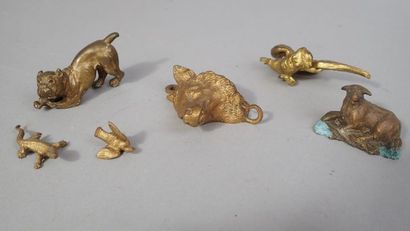 Réunion de 11 petits sujet en bronze comprenant...