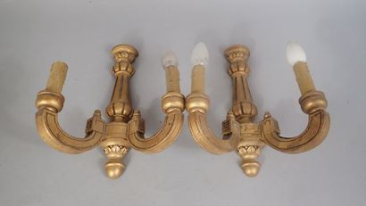 Paire d'appliques en bois doré à deux bras...