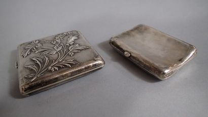 Réunion de deux étuis porte cigarette en...