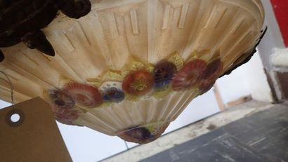 Suspension en bronze et verre moulé polychrome,...