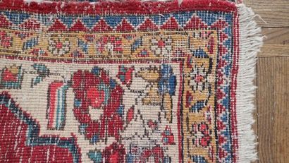 Petit tapis en laine dans les tons rouge...