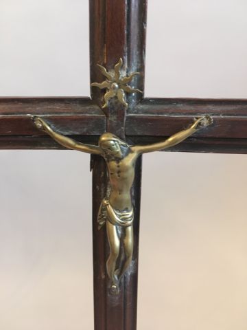 Crucifix en noyer mouluré et bronze, XVIIIème...