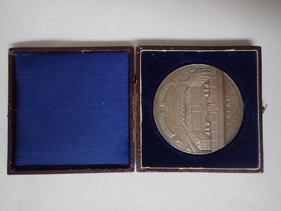 Médaille de table en bronze argenté, l'avers...