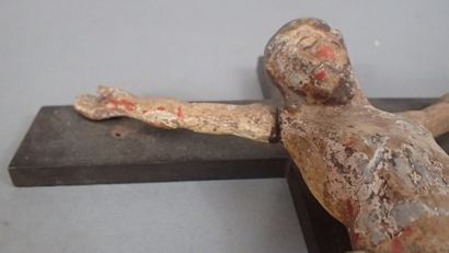 Crucifix en bois sculpté polychrome sur une...
