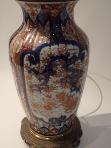 Vase balustre en porcelaine polychrome imari....