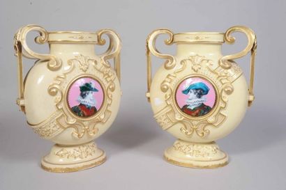 Paire de grands vases gourde à anses, en...