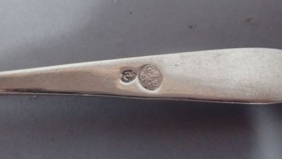 Une cuillière à café en argent, on y joint...