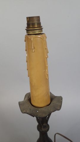 Pique-cierge tripode en bronze, le fût balustre...