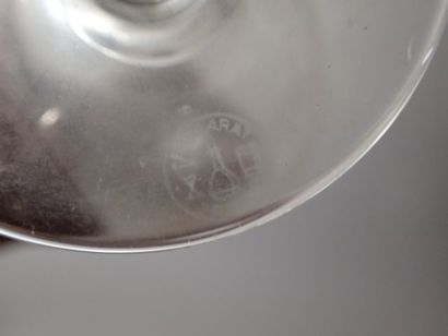 BACCARAT. Vase pansu sur piédouche, signé...