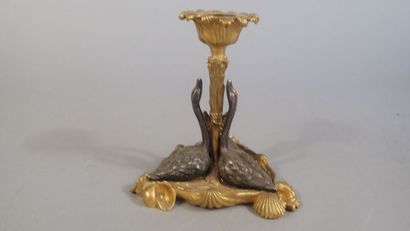 Bougeoir en bronze doré et argenté, le fût...