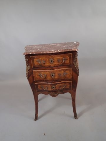 Petite commode sauteuse dite « d’entre deux...