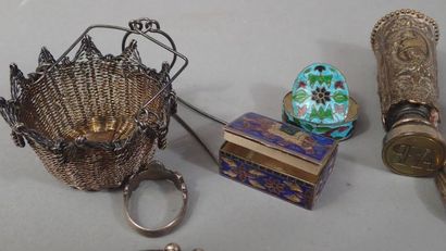 Réunion d'objets en argent comprenant un...