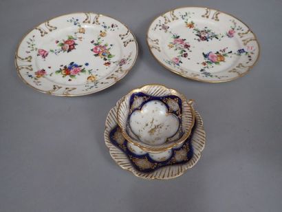 Paris : lot de deux assiettes en porcelaine...