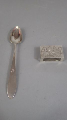 Une cuillière à café en argent, on y joint...