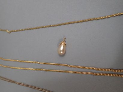 Lot de bijoux fantaisie composé de 3 chaînes...