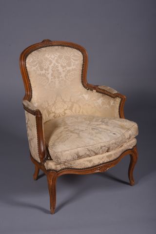 Petite bergère en bois sculpté reposant sur...