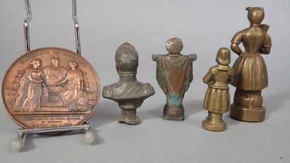 Réunion de 11 petits sujet en bronze comprenant...
