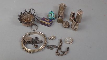 Réunion d'objets en argent comprenant un...