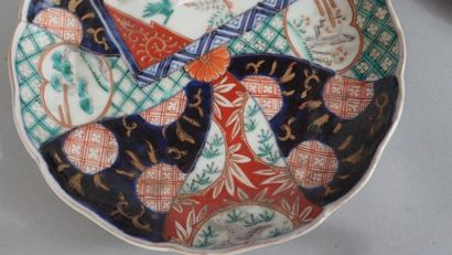 Lot de deux assiettes en porcelaine émaillée...