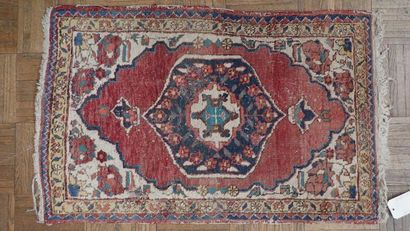 Petit tapis en laine dans les tons rouge...