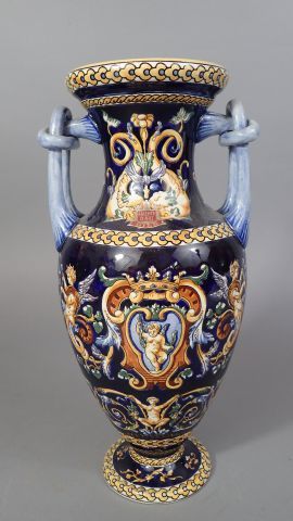 GIEN. Vase balustre en faïence à décor renaissance...