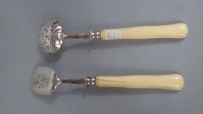 Suite de deux pièces d'un service à bonbon,...